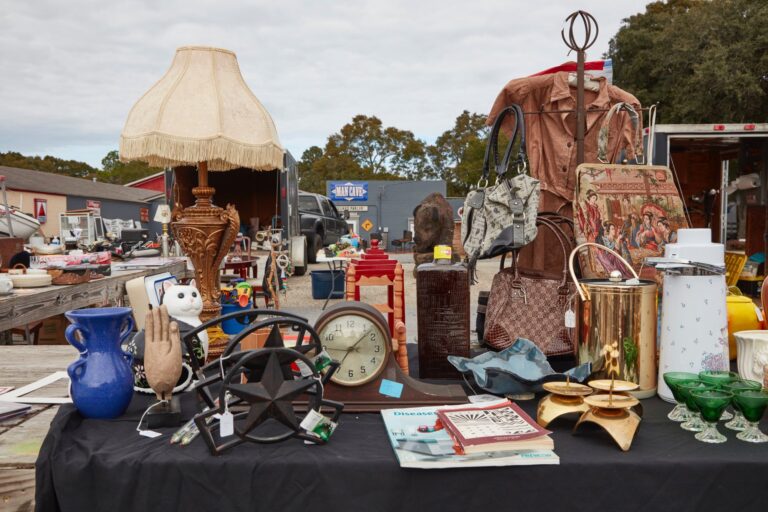 A roadside Florida flea market with vendor tables and awnings — illustrative photo of a different Florida flea market, not this specific event.