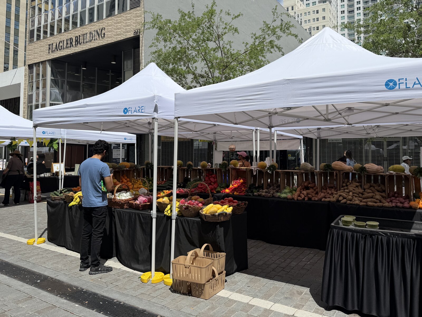 Outdoor vendor market, representative image