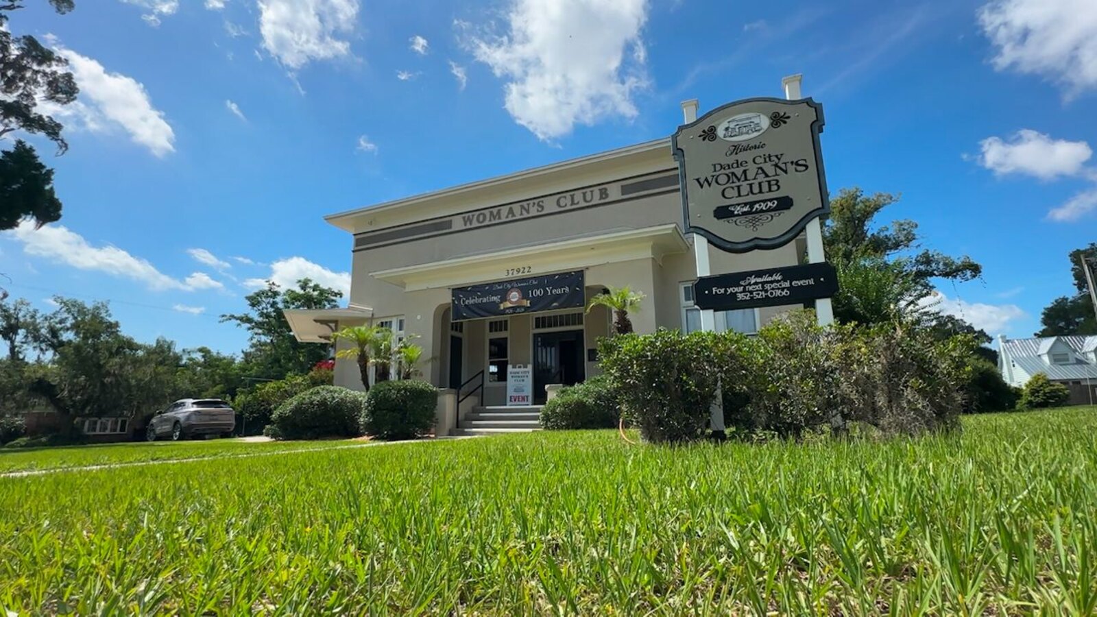 Dade City’s 100-Year-Old Woman’s Club Hosts Its 15th Annual Mistletoe Market